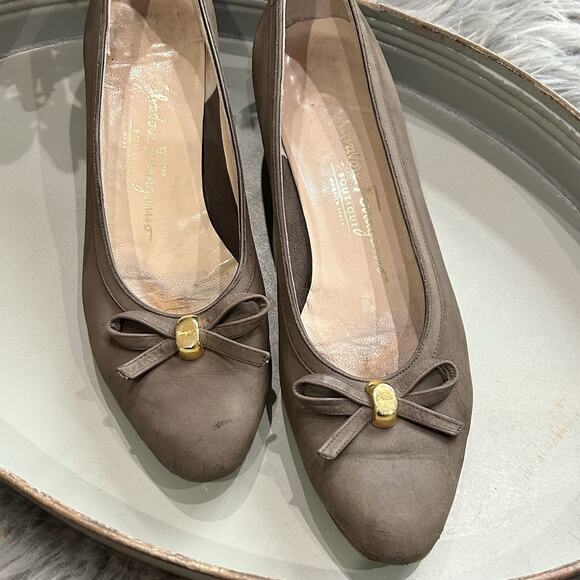 VTG Salvatore Ferragamo Boutique Women's Size 8.5 Leather Slip On Bow Almond Toe - Picture 2 of 12